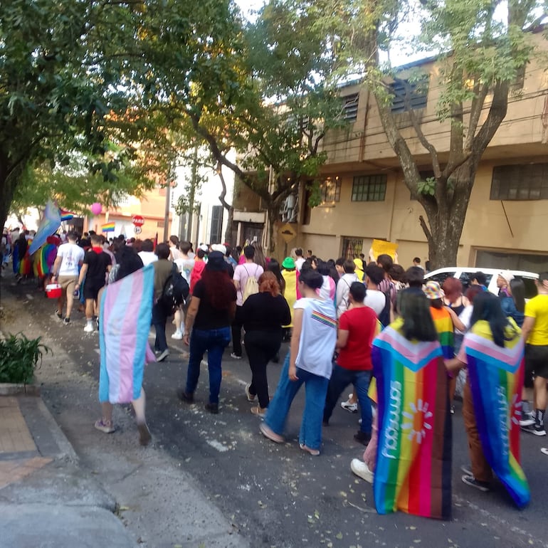 Mucho colorido y bullicio en la marcha del Orgullo Gay.