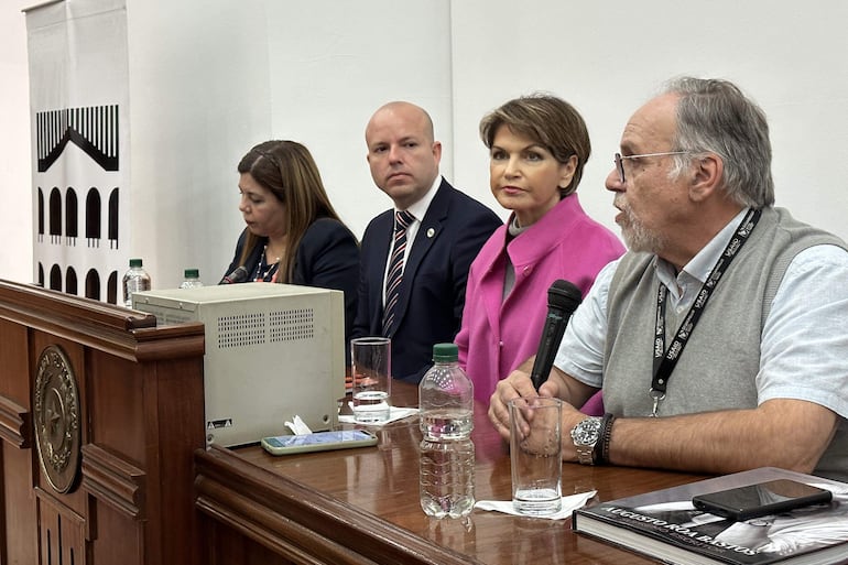 Martha Medina, Guillermo López, Margarita Morselli y Marcelo Decoud durante el acto de firma de la alianza entre el Centro Cultural de la República El Cabildo y la RIECC.