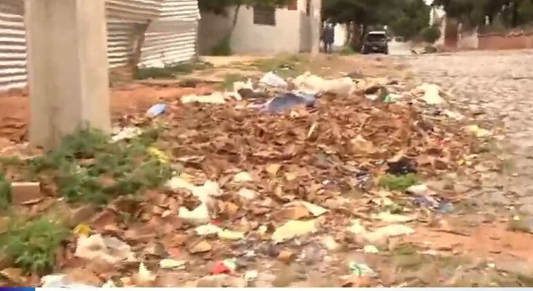 Basura esparcida en plena calle en el barrio Sajonia.