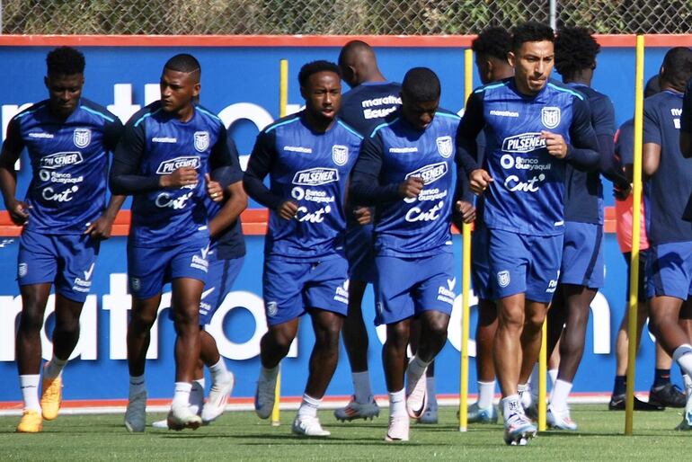 Los jugadores de la selección de Ecuador participan en un entrenamiento en Quito, Ecuador.