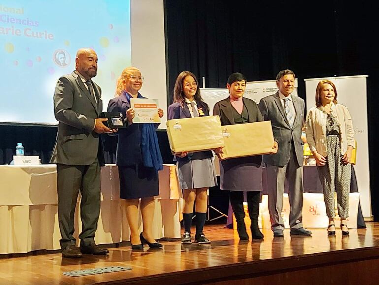 La estudiante Rossana Molinas (c), en la ceremonia de reconocimiento por el premio Marie Curie
.