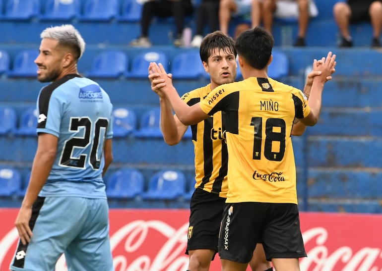 César Miño (18), futbolista de Guaraní, celebra un gol en el partido contra Resistencia por la vigésima jornada del torneo Clausura 2023 del fútbol paraguayo. 