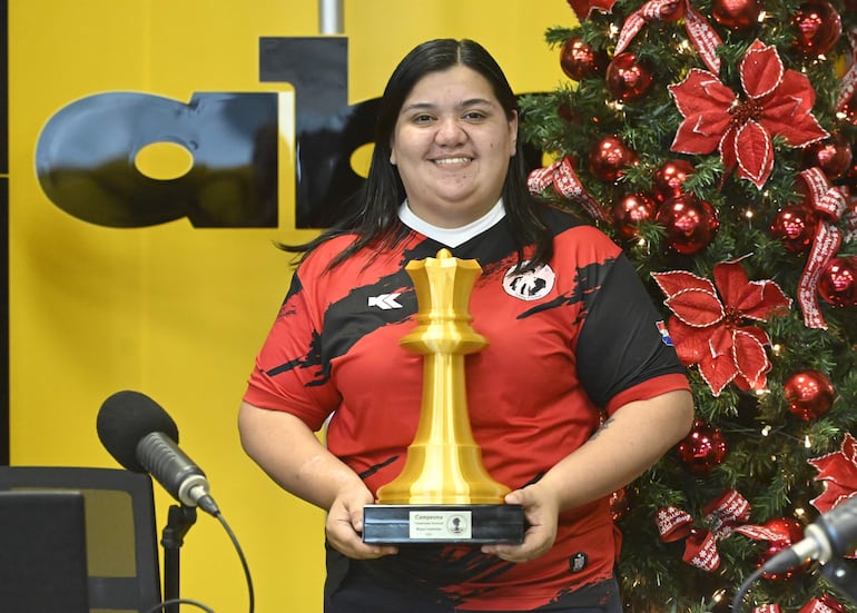 La docente  y profesional ajedrecista, WIM Gabriela Vargas Talavera (35 años), en ABC Cardinal.