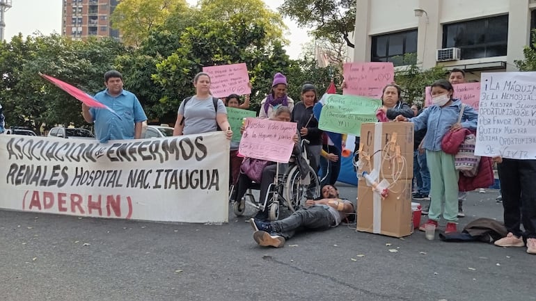 Pacientes renales necesitan del tratamiento de hemodiálisis para seguir viviendo. En la foto se los observa en una manifestación que realizaron en agosto.