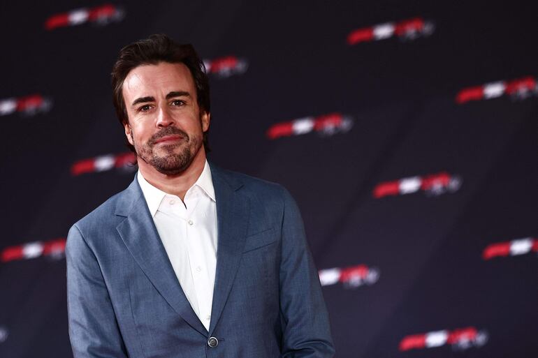 El piloto español Fernando Alonso a sus 43 años sigue vigente y suma admiradoras. (HENRY NICHOLLS / AFP) 