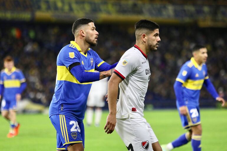 Bruno Valdez (i), jugador de Boca Juniors, y Jorge Recalde, futbolista de Newell's, durante el partido por la Liga Profesional de Argentina en el estadio La Bombonera, en Buenos Aires.