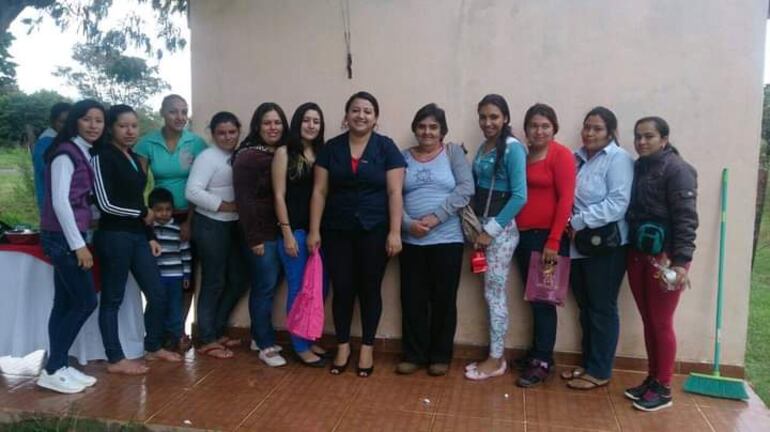 Ercilia Bernal comparte con un grupo de mujeres que forman parte de la asociación de feriantes de liberación