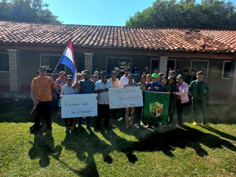 La medida de fuerza de la comunidad educativa se desarrolla en el predio de la escuela básica 8 de Diciembre de la localidad de 25 de Diciembre