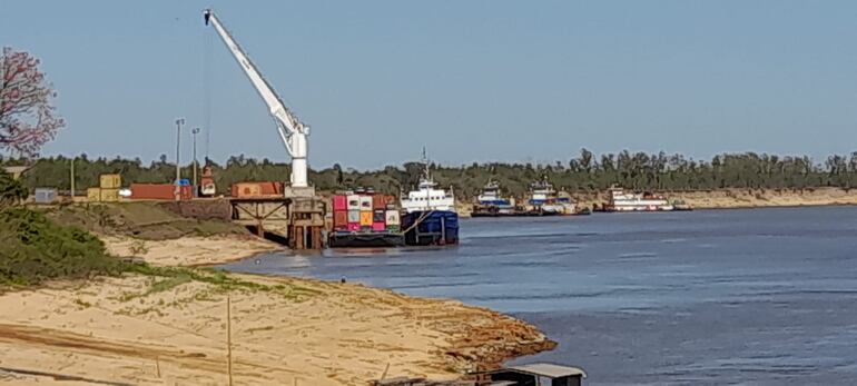 Barcazas cargadas amarradas en el puerto de Pilar. 