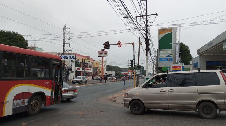 En esta imagen se puede apreciar la manera en como los automovilistas cruzan en ambos sentidos.