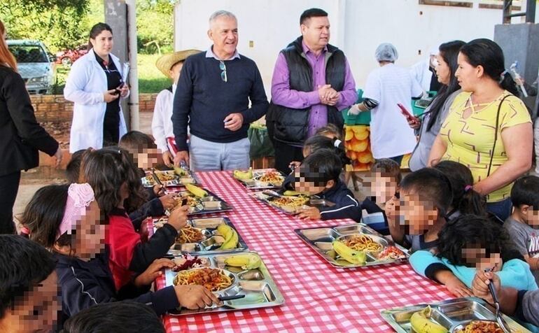 El intendente Nelson Cano (centro) cuando participaba en la entrega del almuerzo escolar en Hernandarias.