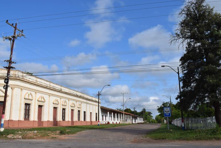 Los antiguos caserones construidos en inmediaciones de la ex estación del tren.