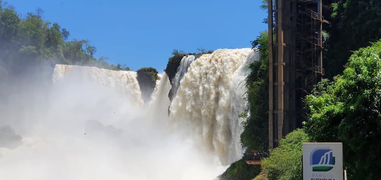 Los asaltantes ingresaron desde la orilla del río Monday para cometer el asalto.