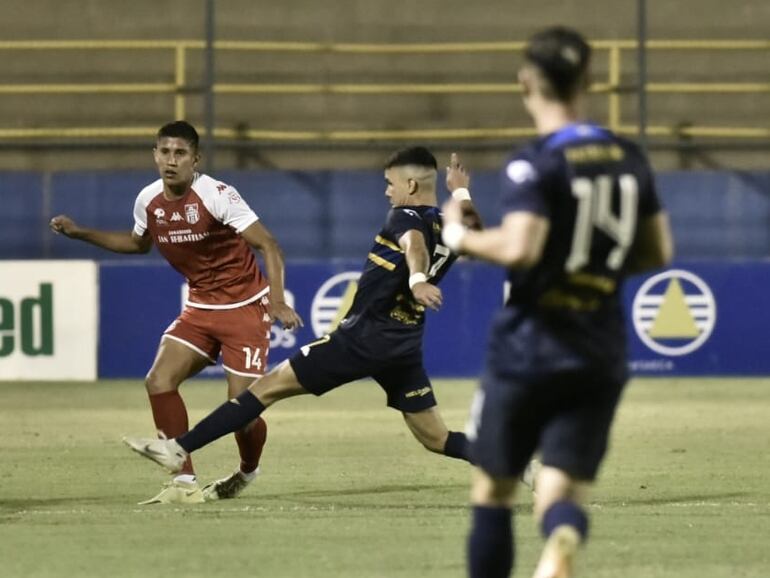 Alexis Rodas (i), jugador de General Caballero de Juan León Mallorquín, en el partido frente a Sportivo Trinidense por el fútbol paraguayo en el estadio Martín Torres, en Asunción.