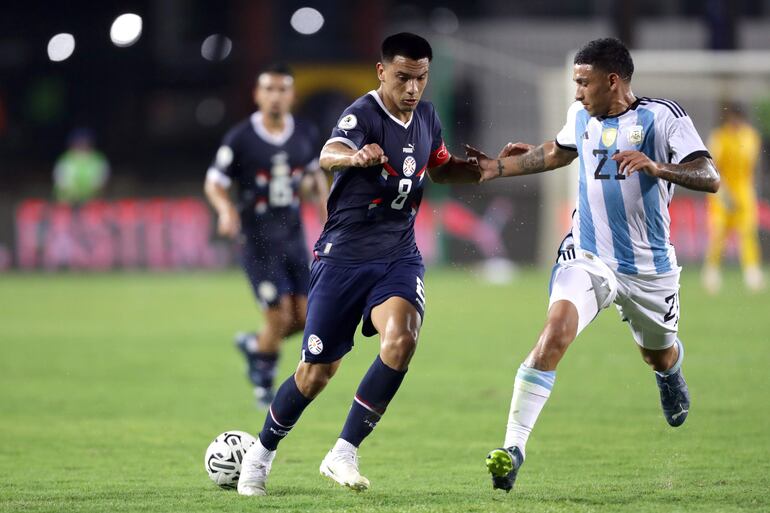 Ignacio Fernández (d) de Argentina disputa hoy el balón con Diego Gómez de Paraguay, en partido del Torneo Preolímpico Sudamericano Sub-23 en el estadio Polideportivo Misael Delgado de Valencia (Venezuela).