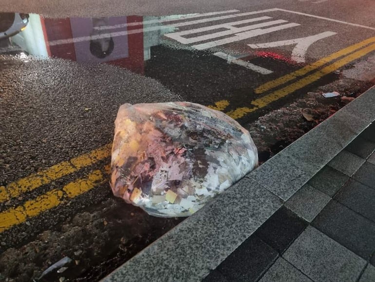 Una bolsa llena de basura, aterrizada en Mokdong, Corea del Sur y enviada desde Corea del Norte.