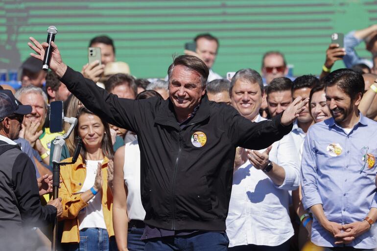 El expresidente brasileño Jair Bolsonaro participa en un acto del candidato para la Alcaldía de São Paulo, Ricardo Nunes, este sábado en la ciudad de São Paulo (Brasil).