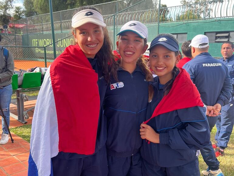 Zoe Doldán (I), Valeria Santander y Antonella Acosta, las campeones del Sudamericano de Tenis Sub 14 Bolivia 2024.