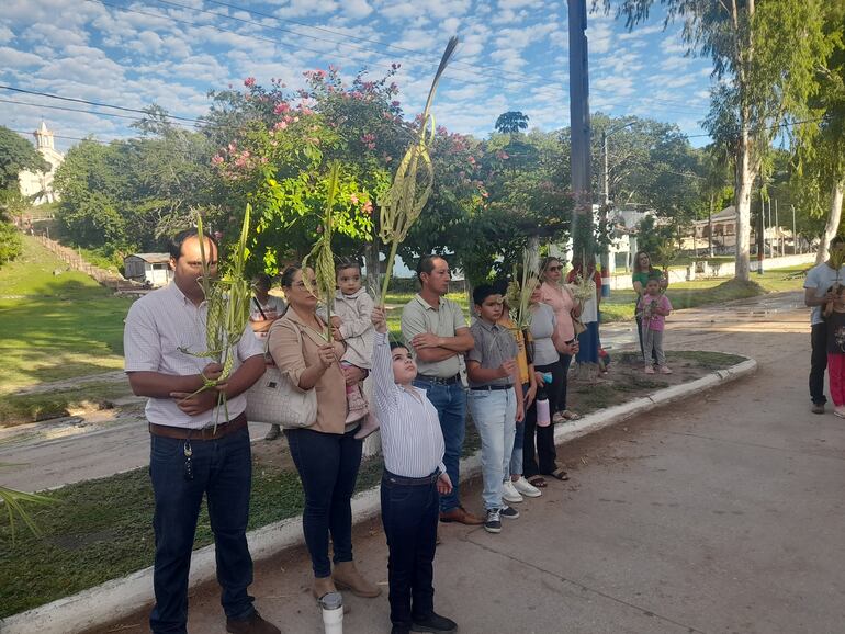 Los fieles acudian en familia para participar del domingo de ramos con la bendicion de palmas.