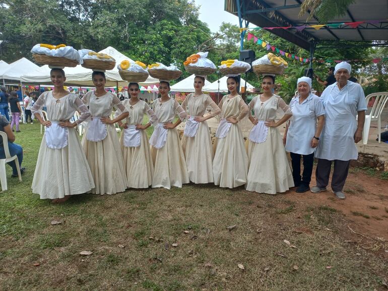 Elenco de bailarias con su canasta de chipa.