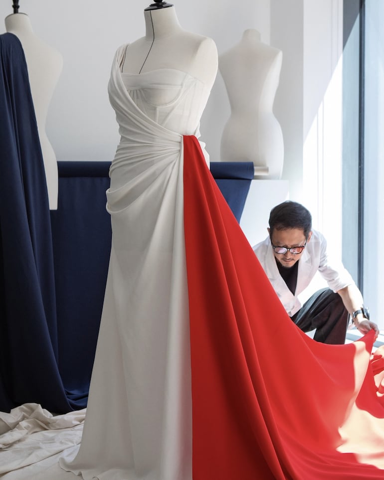 Vestido de Axelle durante su confección en el atelier de Dior, la cantante de ópera que interpretó la Marsellesa en la apertura de los Juegos Olímpicos.