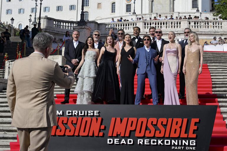 El cineasta Christopher McQuarrie toma una foto grupal del elenco de "Misión imposible" conformado por Cary Elwes, Henry Czerny, Esai Morales, Greg Tarzan Davis, Simon Pegg, Frederick Schmidt, Shea Whigham, Mariela Garriga, Rebecca Ferguson, Hayley Atwell, Tom Cruise, Pom Klementieff y Vanessa Kirby.