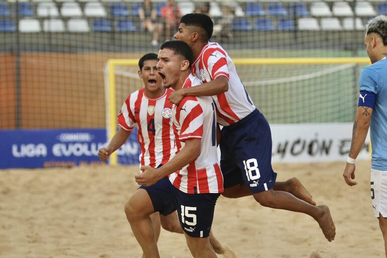 Elías Aguiar (15) festeja su gol ante Uruguay, el tercero de los Pynandi Sub 20, junto a Jesús Astorga  y Alexandro Luraschi.