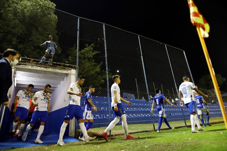 Los jugadores de Sol de América y Sportivo Luqueño ingresan al campo de juego para disputar un partido del fútbol paraguayo en el estadio Luis Alfonso Giagni, en Villa Elisa.