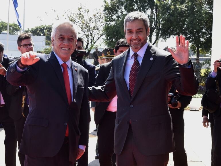 El presidente  de Chile,  Sebastián Piñera (izq.), acompañado de su colega paraguayo, Mario Abdo Benítez,  en  la mañana de ayer en el espigón presidencial del Silvio Pettirossi.