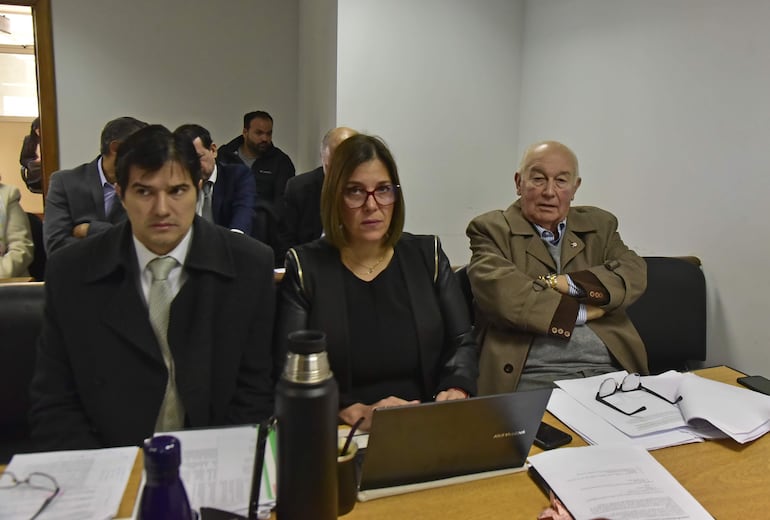 Miguel Oscar Ramón Bajac (d.), exministro de la Corte Suprema procesado por coima. Le acompañan sus abogados Raúl Caballero y Josefina Aghemo, en el juicio oral.