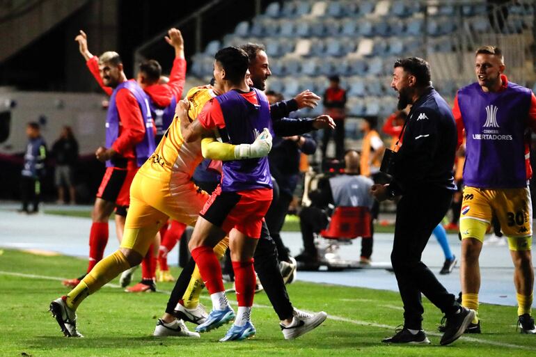 Los jugadores de Nacional celebran el tercer tanto ante Palestino, el cual les daba la clasificación de forma momentánea.