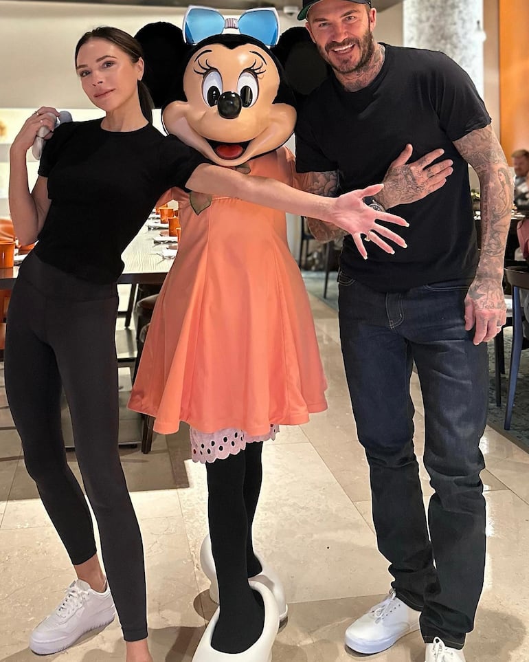 Victoria y David Beckham junto a Minnie. Ambos confesaron que extrañaron a Romeo y Brooklyn. (Instagram/Victoria Beckham)