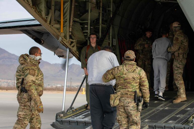 Esta fotografía cortesía del Ejército de EE. UU. muestra que el Comando de Transporte de EE. UU. apoya los vuelos de deportación del Servicio de Inmigración y Control de Aduanas proporcionando puente aéreo militar, Fort Bliss, Texas. La administración Trump ha comenzado a utilizar aviones militares para subrayar su determinación de deportar a inmigrantes indocumentados.