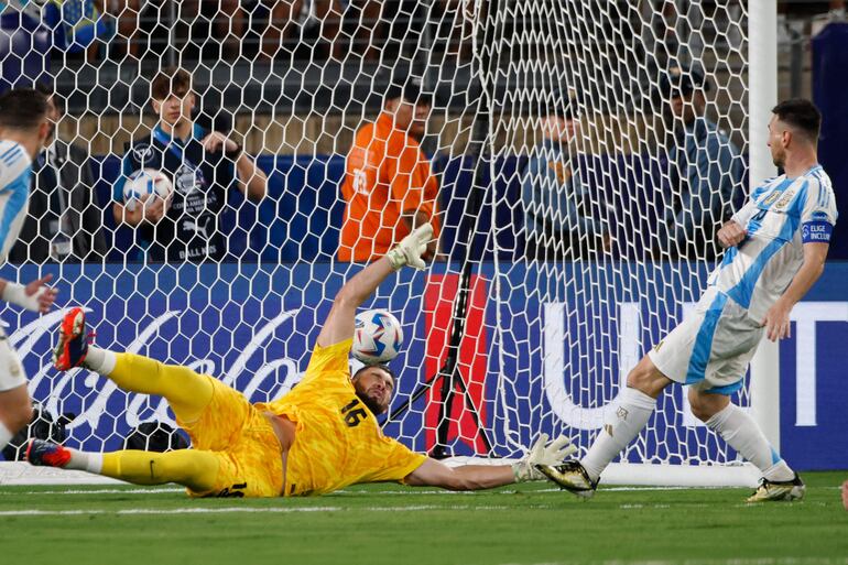 Argentina's forward #10 Lionel Messi (R) scores his team's second goal during the Conmebol 2024 Copa America tournament semi-final football match between Argentina and Canada at MetLife Stadium, in East Rutherford, New Jersey on July 9, 2024. (Photo by EDUARDO MUNOZ / AFP)