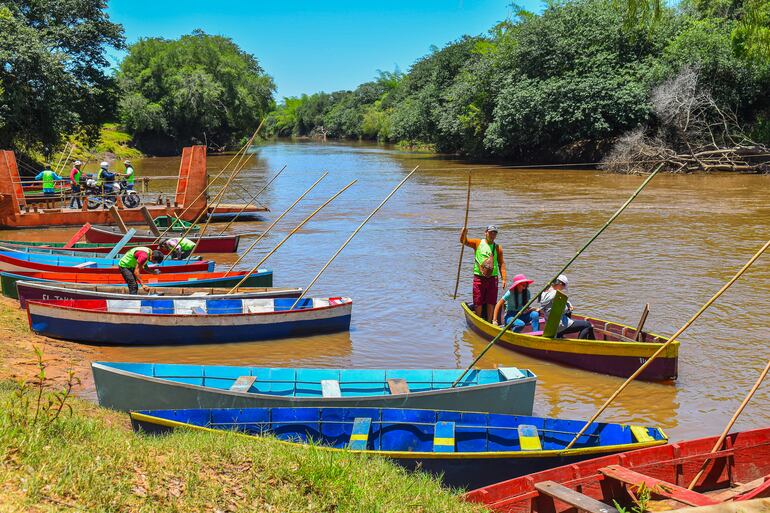 Canoeros listos para recibir a los fieles que llegan hasta el Santuario a orillas del río Tebicuarymi.