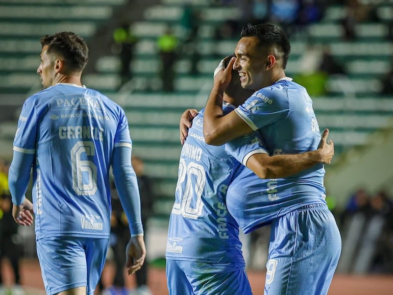 El paraguayo Alfio Oviedo, jugador de Bolívar, celebra un gol en el partido frente a Guabirá por la fecha 30 del torneo Clausura 2024 en el estadio Hernando Siles, en La Paz, México.