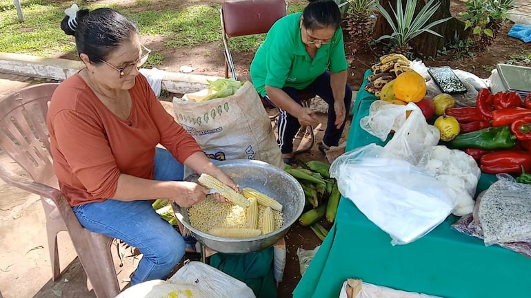 Doña María Talavera y su compañera preparando el choclo fresco.