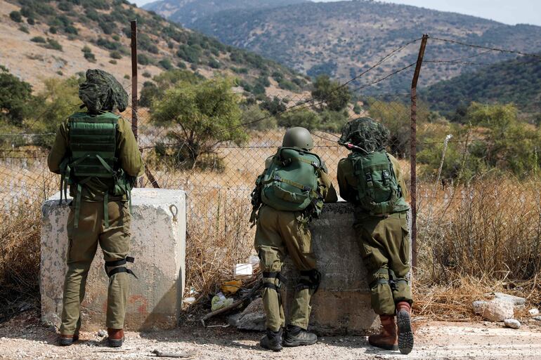 Soldados israelíes custodian las fronteras del Estado hebreo en el Monte Hermon.  (AFP)