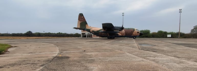 En Mariscal Estigarribia esperan una mejora en las condiciones climáticas para sobrevolar el área afectada y examinar la zona de incendios, mientras tanto el avión C130 Hércules espera en pista para continuar.