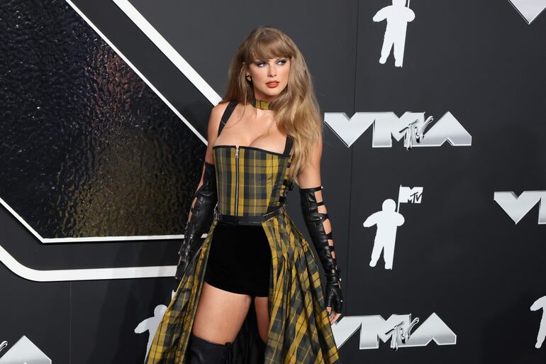 La cantante Taylor Swift posa durante la alfombra roja de los MTV Video Music Awards 2024, en el UBS Arena este miércoles, en Nueva York (Estados Unidos).