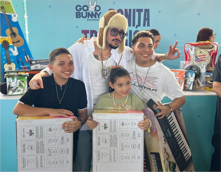 El cantante y compositor, Bad Bunny, posando durante el evento este viernes, en Vega Baja (Puerto Rico).