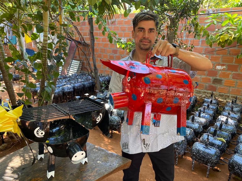 Ricardo Uldera, mostrando su famosa parrilla en forma de chancho.