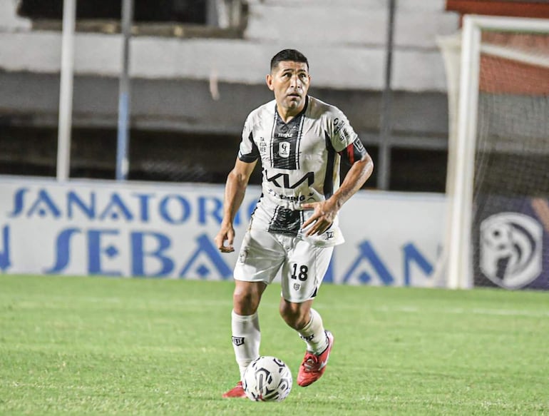 Luis Cabral, futbolista de Tacuary, domina el balón en un partido frente a General Caballero por el torneo Apertura 2024 del fútbol paraguayo en el estadio Ka'arendy, en Juan León Mallorquín. 