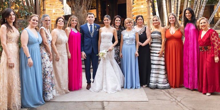 Los novios en compañía de sus amigas y familiares.