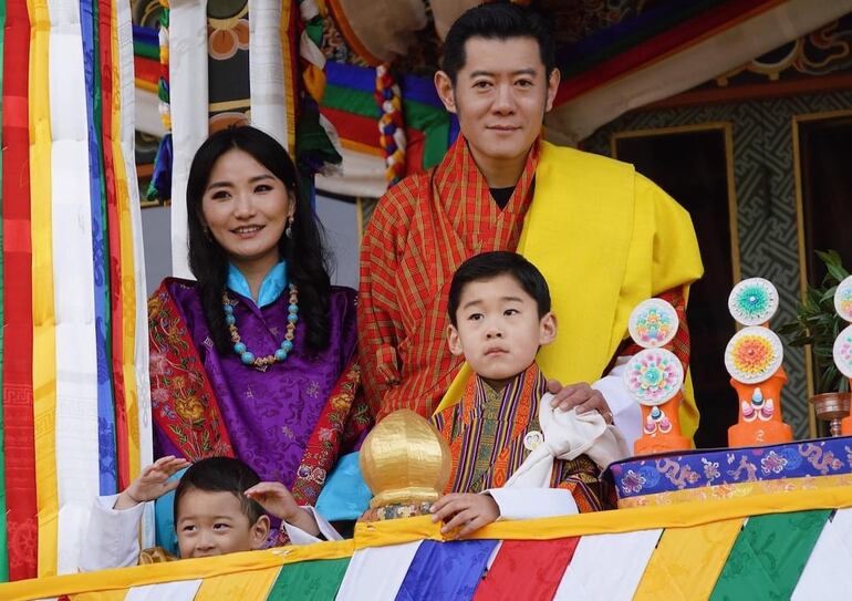 Los reyes de Bután, Jigme Khesar Namgyel (43) y Jetsun Pema (33), con sus dos varoncitos. Ahora esperan la llegada de su tercer hijo.