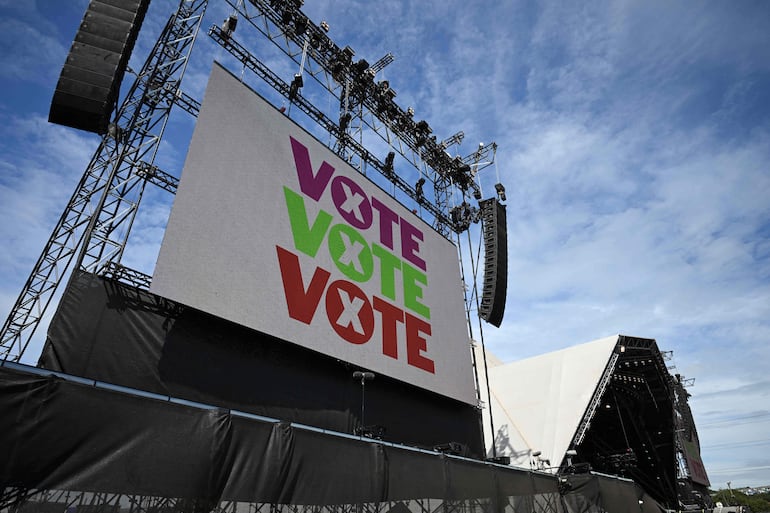 Un mensaje invitando al público a votar aparece en uno de los escenarios del festival de música de Glastonbury, el pasado sábado.