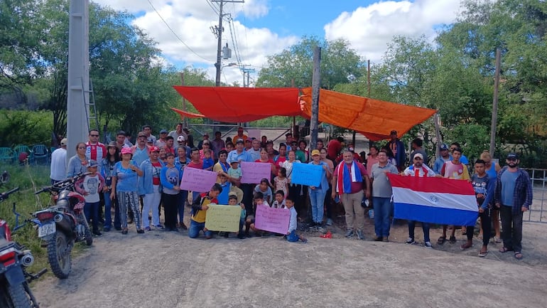 Una de las ultimas manifestaciones realizadas por pobladores de Bahìa Negra, contra el pesimo servicio de la Ande, aun asi la situaciòn no mejora y cada vez los cortes producen perdidas economicas a los usuarios con la quema de sus electrodomesticos.