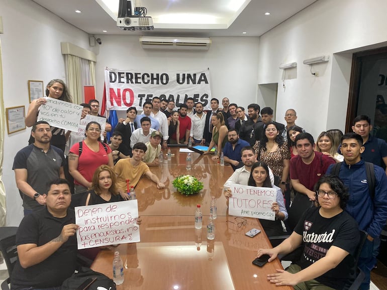 Estudiantes de Derecho de la UNA tomaron el decanato de la Facultad.