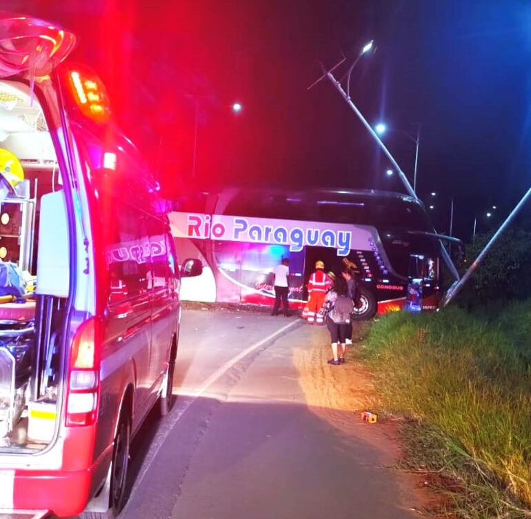 Bus de pasajeros pierde el control y deja siete heridos leves en Carapeguá