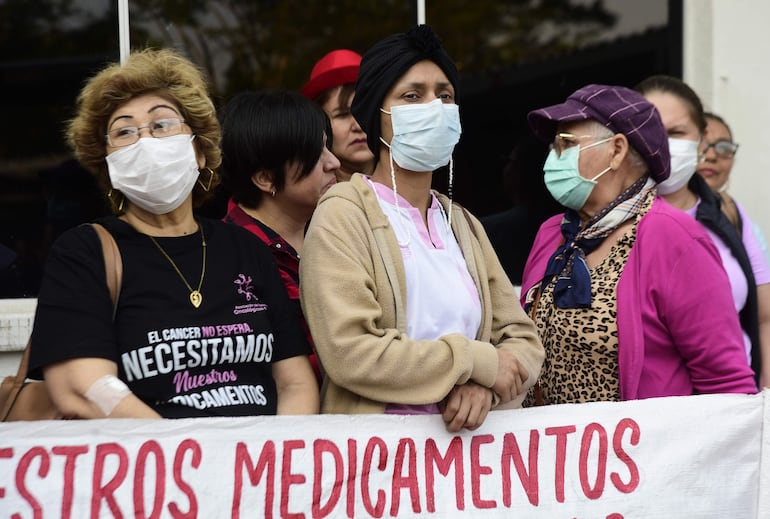 Los pacientes con cáncer llegan al Hospital Central del IPS desde diversos puntos del país, buscando sus medicinas y un tratamiento digno. 